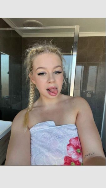 Elle james